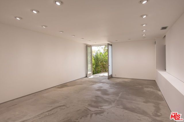 901 Kenter Way, Los Angeles, CA 90049