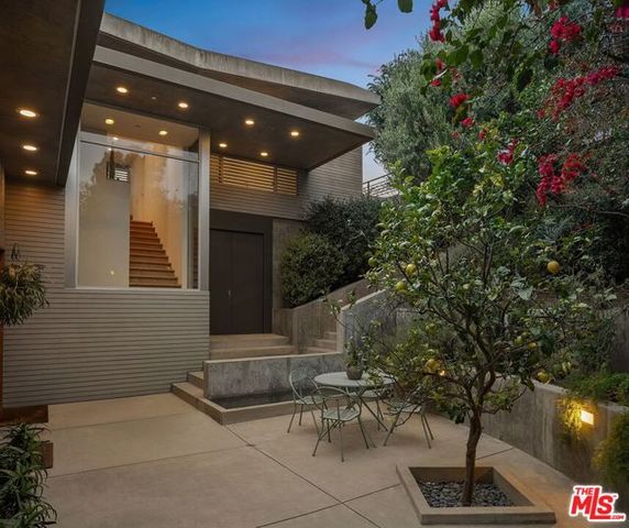 901 Kenter Way, Los Angeles, CA 90049