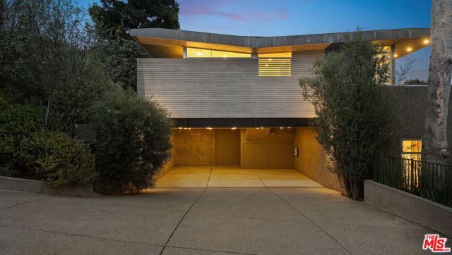 901 Kenter Way, Los Angeles, CA 90049
