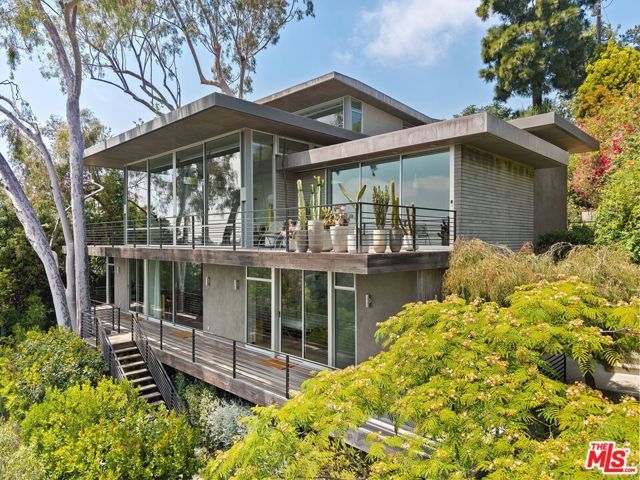 901 Kenter Way, Los Angeles, CA 90049