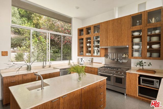 901 Kenter Way, Los Angeles, CA 90049