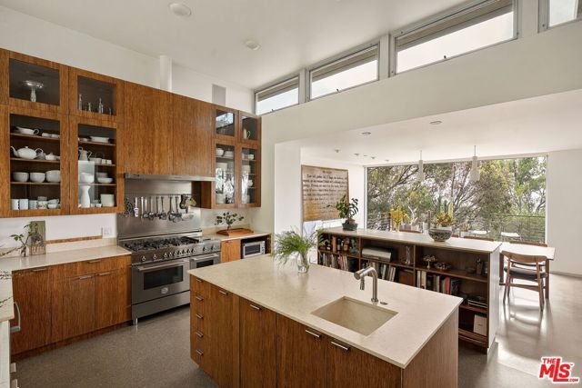 901 Kenter Way, Los Angeles, CA 90049