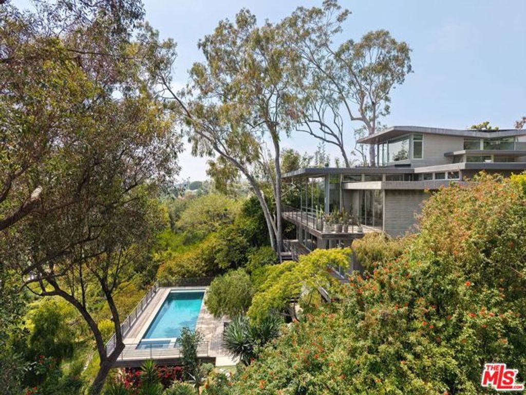 901 Kenter Way, Los Angeles, CA 90049