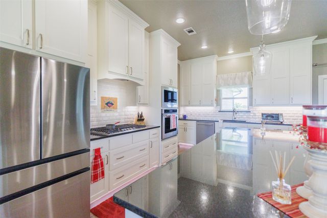 121 County Road 2571, Alvord, TX 76225