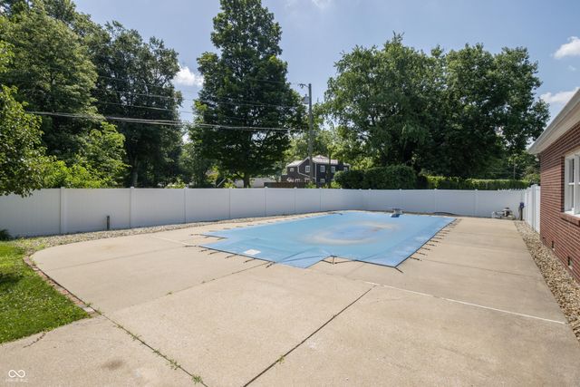 660 East Drive, Seymour, IN 47274