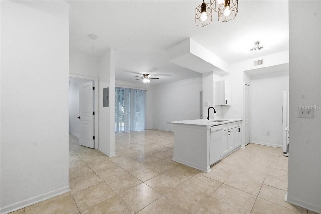 Image 8 of property listing at 17104 CARRINGTON PARK DRIVE 516, Tampa, FL 33647