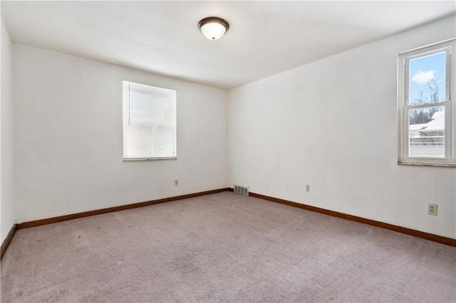 1034 Elwell St, Lincoln Place, PA 15207