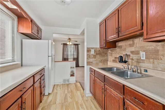 1034 Elwell St, Lincoln Place, PA 15207