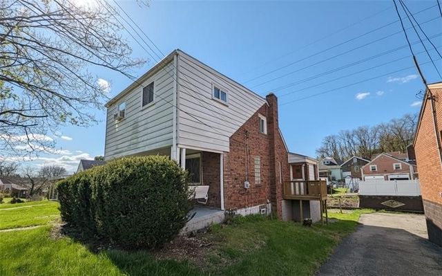 1034 Elwell St, Lincoln Place, PA 15207
