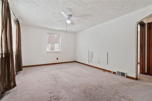 1034 Elwell St, Lincoln Place, PA 15207