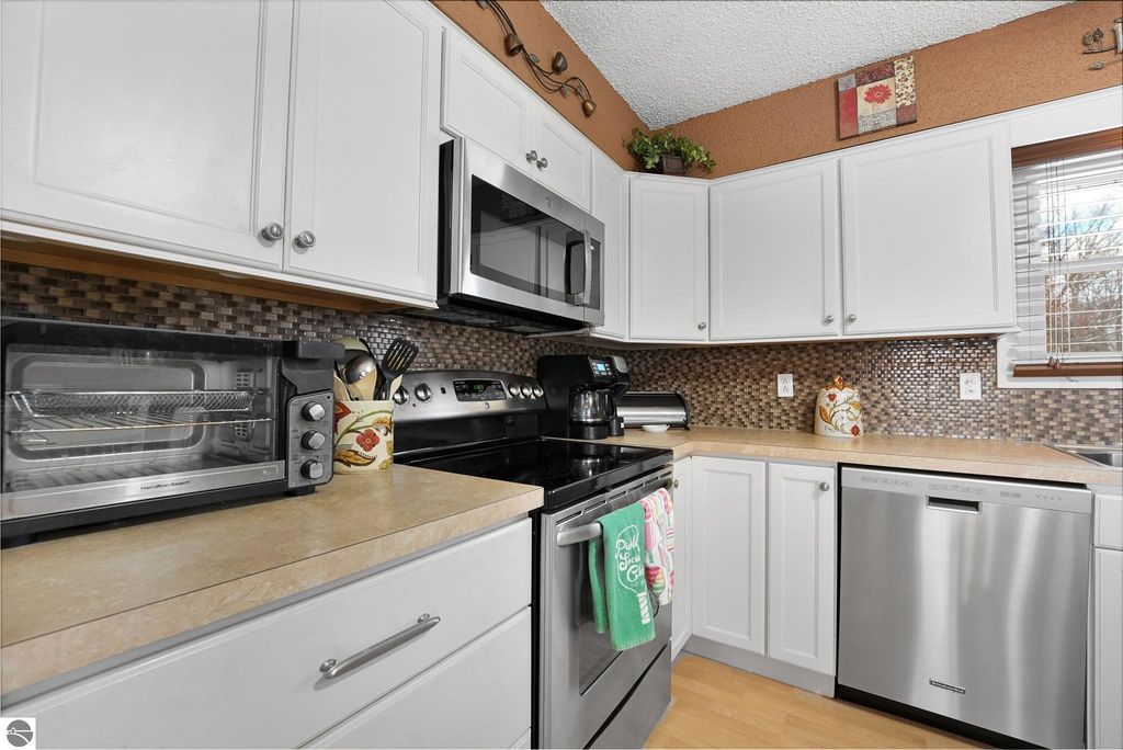 Image 4 of property listing at 1217 Arbutus Court, Traverse City, MI 49686