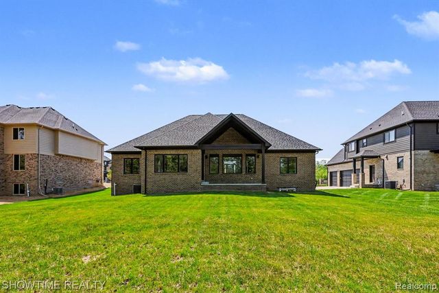 11695 Encore Drive, Utica, MI 48315
