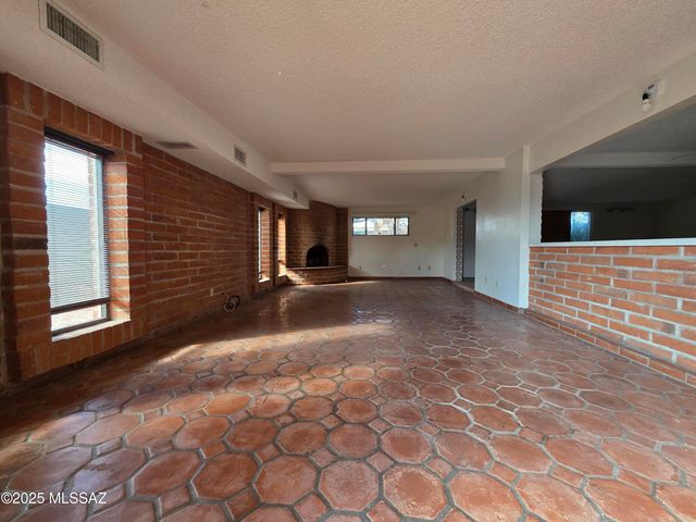 8438 E 5th Street, Tucson, AZ 85710