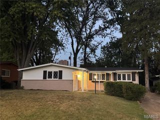 2216 W Adams Street, St Charles, MO 63301
