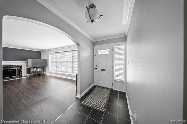 1331 Fairholme Road, Grosse Pointe Woods, MI 48236