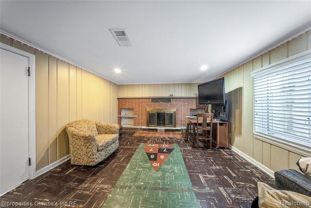 1331 Fairholme Road, Grosse Pointe Woods, MI 48236