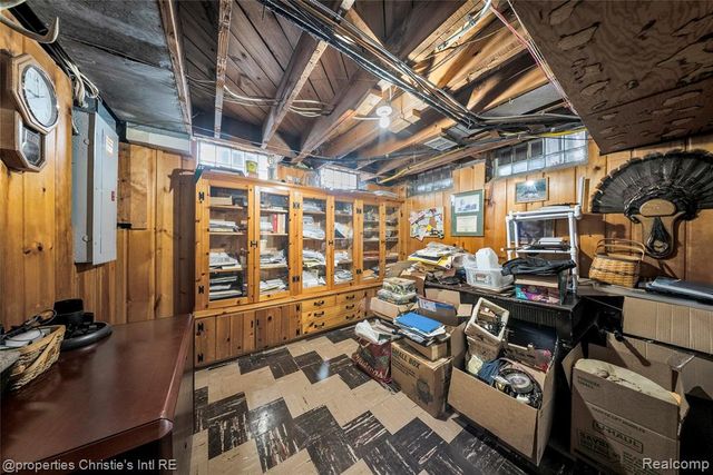 1331 Fairholme Road, Grosse Pointe Woods, MI 48236