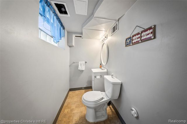 1331 Fairholme Road, Grosse Pointe Woods, MI 48236