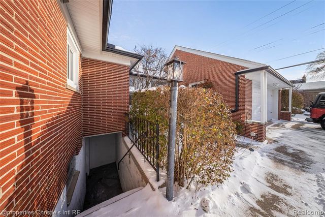 1331 Fairholme Road, Grosse Pointe Woods, MI 48236