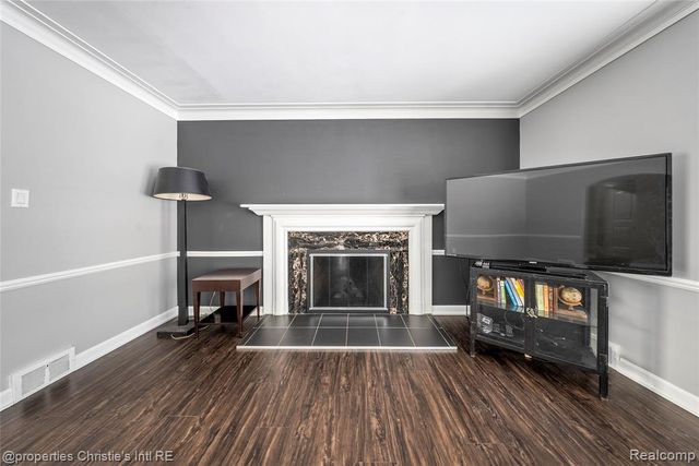 1331 Fairholme Road, Grosse Pointe Woods, MI 48236