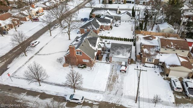 1331 Fairholme Road, Grosse Pointe Woods, MI 48236