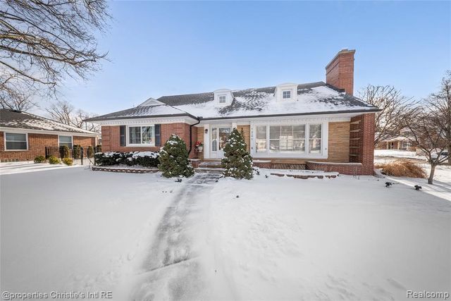 1331 Fairholme Road, Grosse Pointe Woods, MI 48236
