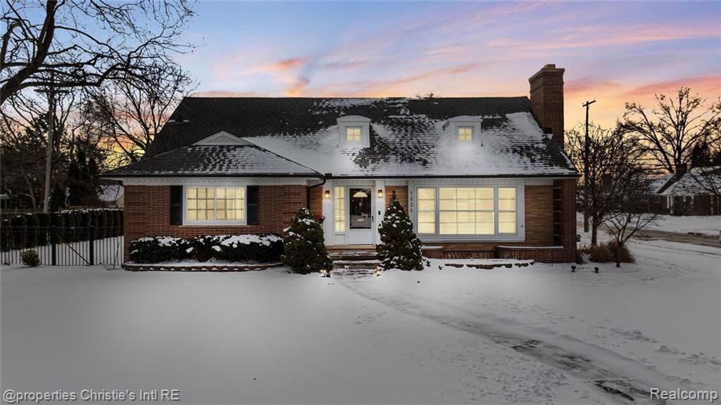 1331 Fairholme Road, Grosse Pointe Woods, MI 48236