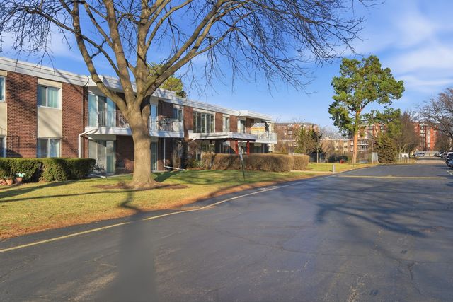 100 Deborah Lane 28B, Wheeling, IL 60090