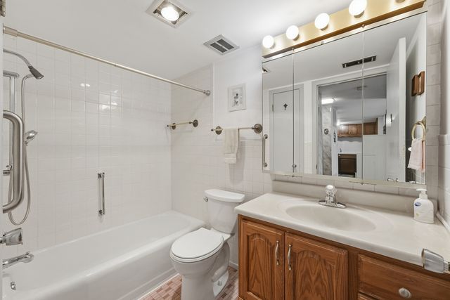 100 Deborah Lane 28B, Wheeling, IL 60090