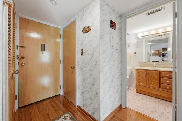 100 Deborah Lane 28B, Wheeling, IL 60090