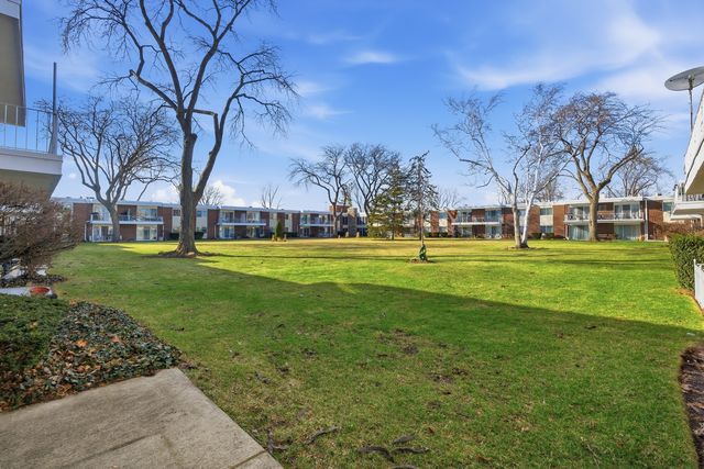 100 Deborah Lane 28B, Wheeling, IL 60090