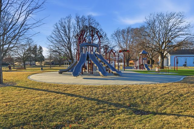 100 Deborah Lane 28B, Wheeling, IL 60090