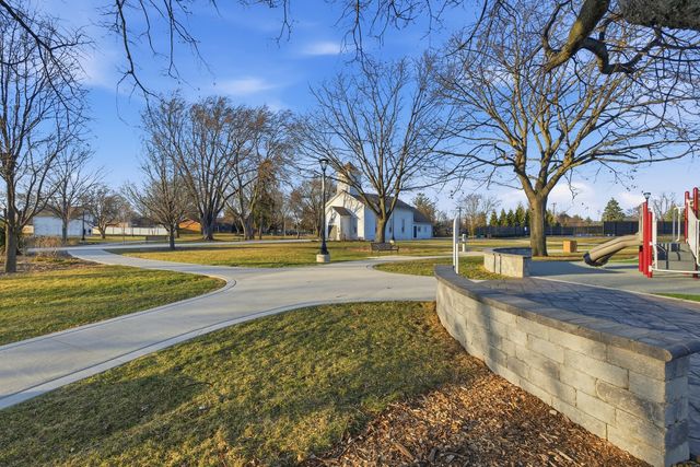 100 Deborah Lane 28B, Wheeling, IL 60090