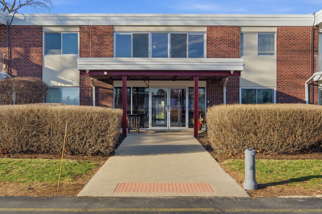 100 Deborah Lane 28B, Wheeling, IL 60090