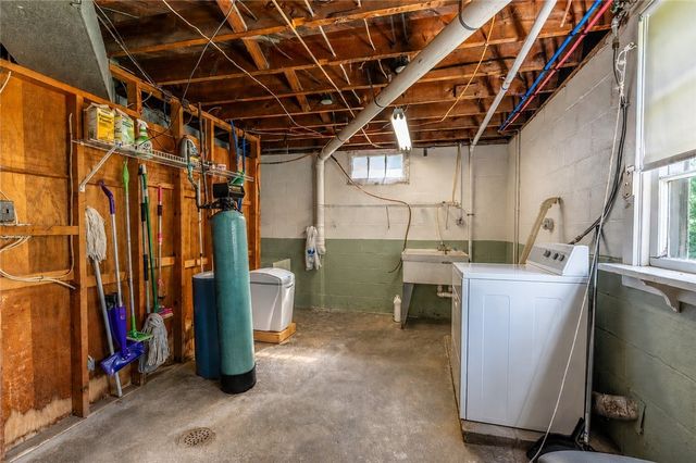 1912 Harlansburg Rd, Hickory Twp, PA 16101