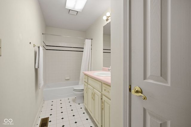 7126 Lakeside Woods Drive, Indianapolis, IN 46278