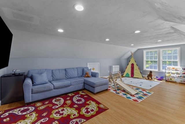 8 Karen Ln, Milford, MA 01757