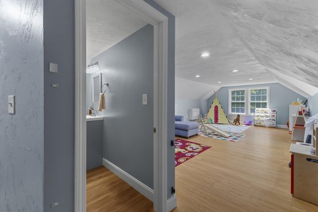 8 Karen Ln, Milford, MA 01757