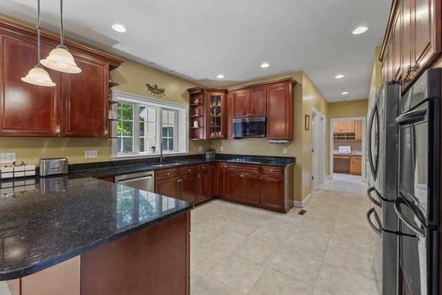 8 Karen Ln, Milford, MA 01757