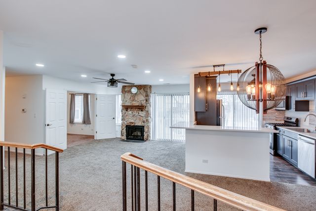 340 Springlake Lane D, Aurora, IL 60504