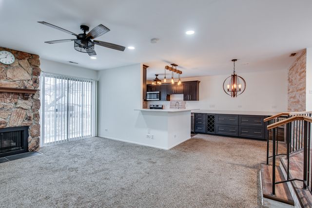 340 Springlake Lane D, Aurora, IL 60504