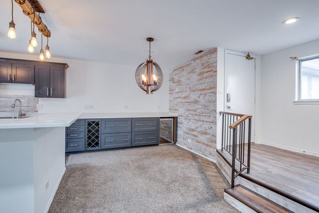 340 Springlake Lane D, Aurora, IL 60504