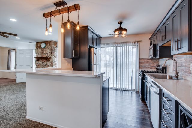 340 Springlake Lane D, Aurora, IL 60504