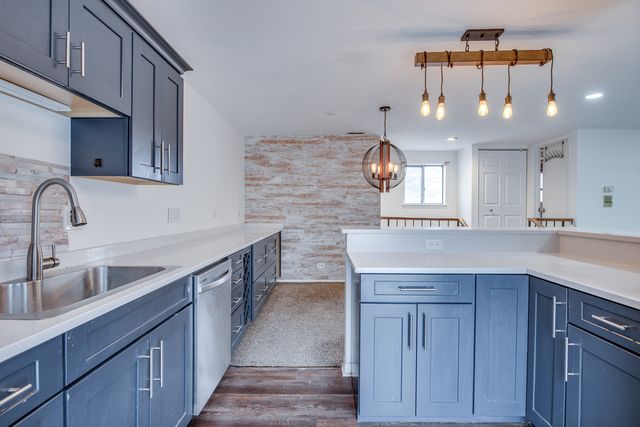 340 Springlake Lane D, Aurora, IL 60504