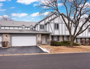 340 Springlake Lane D, Aurora, IL 60504