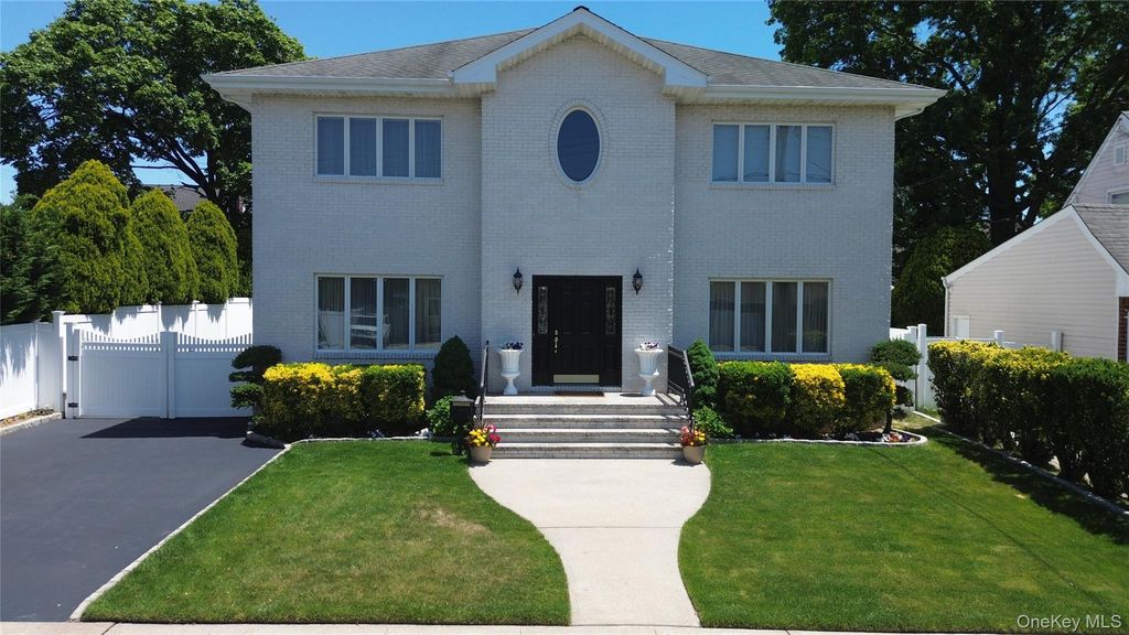 170 McKinley Avenue, Franklin Square, NY 11010