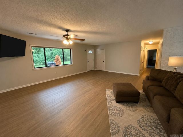 1525 S Harris Road, Pearcy, AR 71964