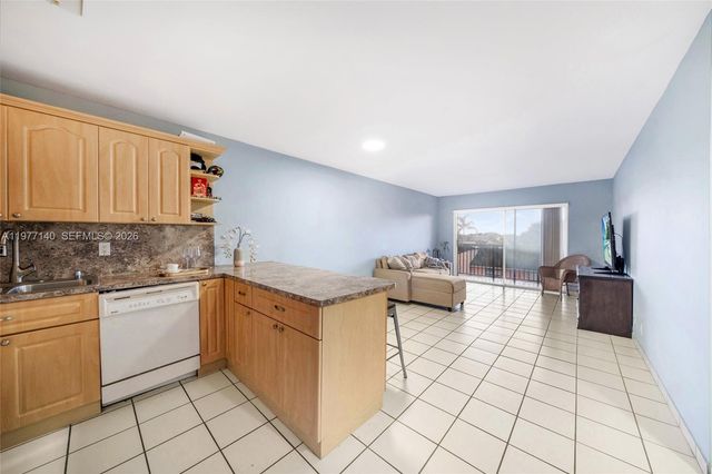 8005 Lake Dr 404, Doral, FL 33166