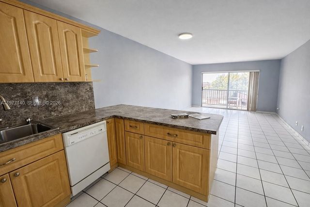 8005 Lake Dr 404, Doral, FL 33166