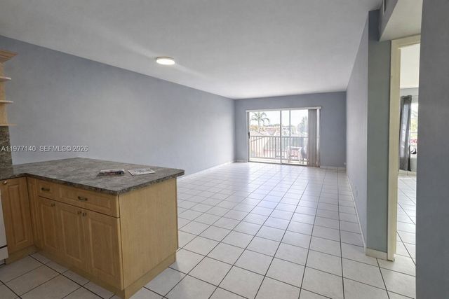 8005 Lake Dr 404, Doral, FL 33166